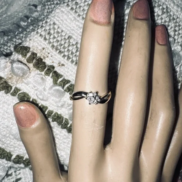 Elegant solid 10k yellow Gold Floral Ring - Picture 10 of 10